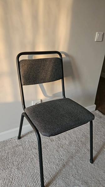 Стул с мягкой обивкой