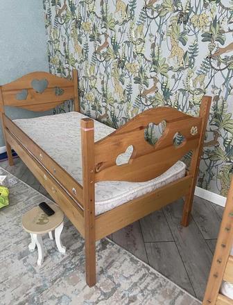 Кровать детская деревянная с матрасом