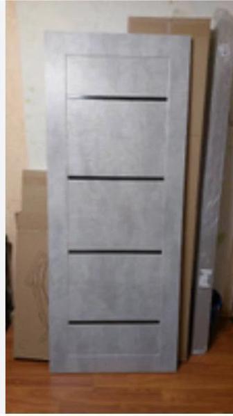 Продам межкомнатные двери. Есть небольшой дефект снизу.