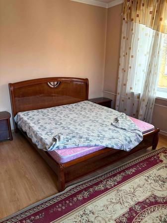 Кровать с матрасом и тумбами