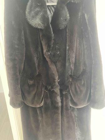 Шуба норковая,размер 48,в отличном состоянии.черного цвета,фирменная