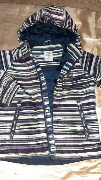 Срочно продам детскую демисезонюю куртку в отличном состоянии