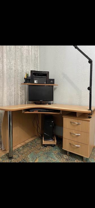 Продам компьютерный стол