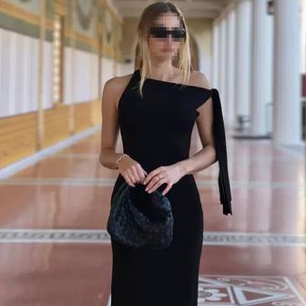 Длинное черное платье, очень удобное и комфортное