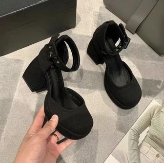 Стильные черные туфли на устойчивом толстом каблуке и платформе.