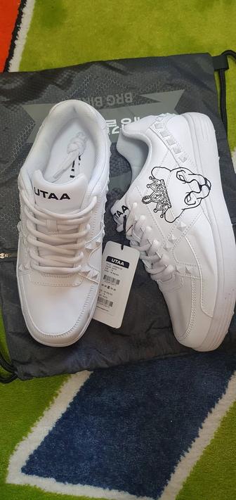 Фирменные кроссовки