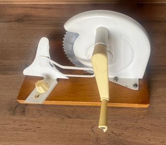 Продам хлеборезку(сырорезку), производство СССР, винтаж, антиквариат.