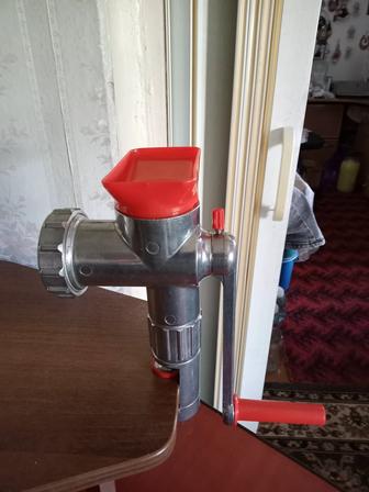 Продам мясорубку комбинированную с насадками для соковыжималки