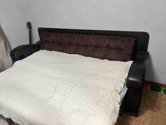 Отдам диван бесплатно большой 3 в одном диван стол
