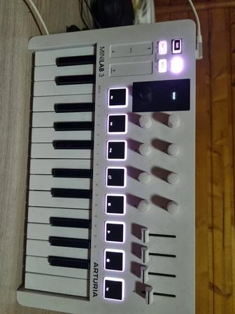 Продам MIDI-клавиатуру Arturia MK III