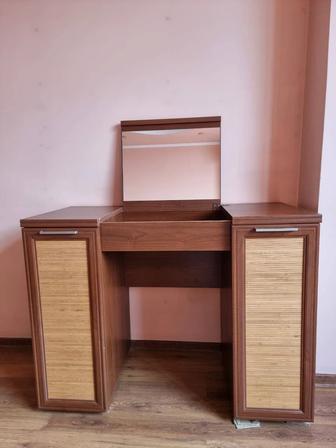 Туалетный столик, столик для визажа, комод