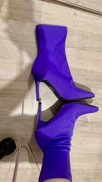 Дешево стильные ботинки в идеальном состоянии богатого фиолетового цвета