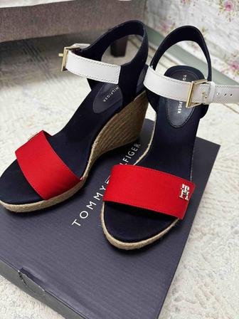 Босоножки Tommy Hilfiger на танкетке оригинал!