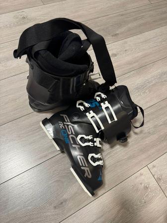 Горнолыжный комплект Fischer ботинки, лыжи, шлем, подшлемник, палки. Новый