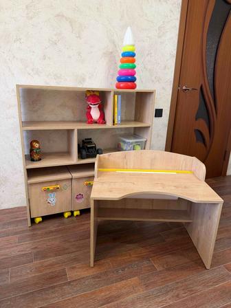 Детский письменный стол с полкой и тумбами