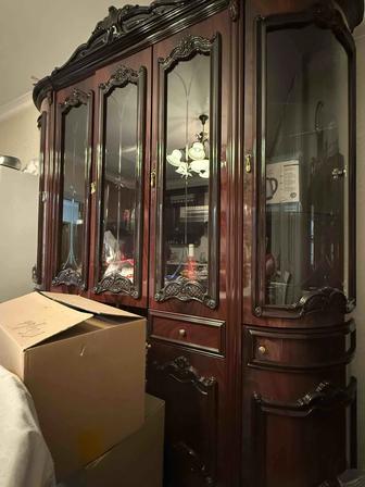 Продам сервант из натурального дерева