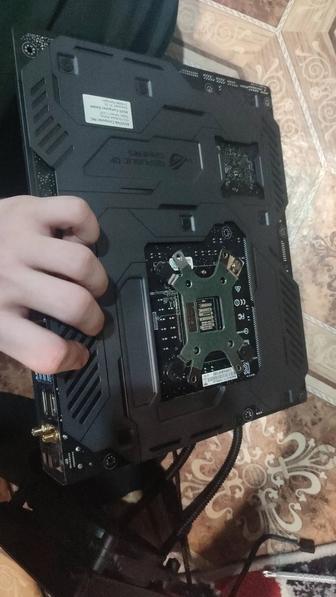 Комплект процессор , ОЗУ , материнская плата, водяное охлаждение.