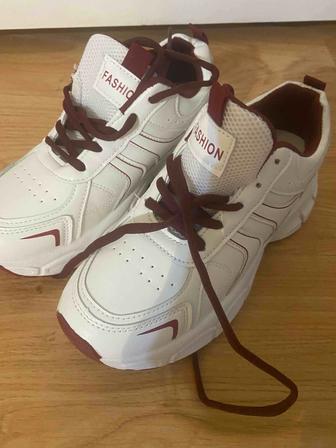 Кроссовки женские