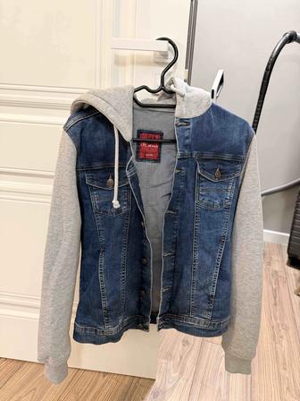 Джинсовая куртка с трикотажными рукавами