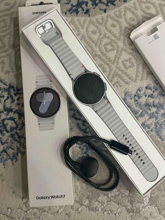 Смарт-часы Samsung Galaxy Watch7 44 мм Серебристый-белый