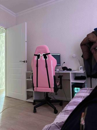 розовое кресло dxracer