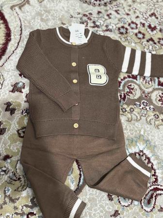 Продам детскую одежду костюмчикии пледы