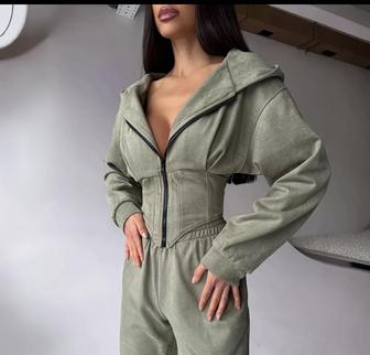 Женский спортивный костюм
