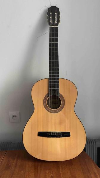 Классическая гитара Hohner HC-06 чехол каподастр