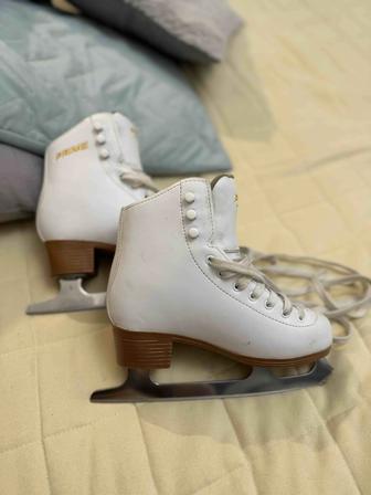 Продам коньки для фигурного катания для начинающих 21,5 см стелька