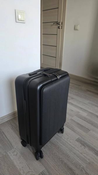 Чемодан с отделом для гаджетов