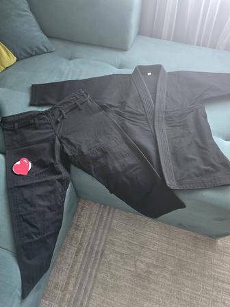 Продам кимоно черное М3.