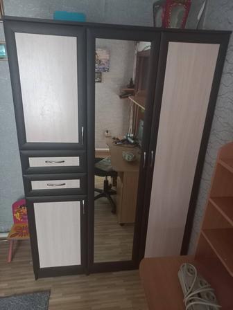 Продам шкаф с зеркалом, шифоньер