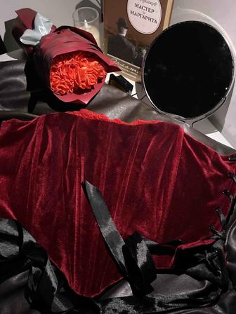 красный, бархатный корсет