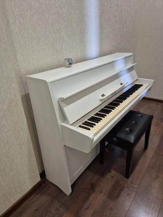 Муз инструмент,пианино ,Petrof,белый цвет ,бу