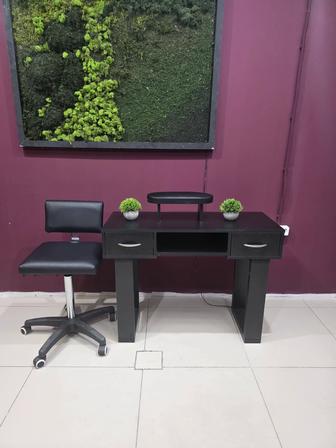 Маникюрный стол