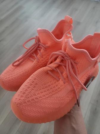Продам изики кроссовки оригинал