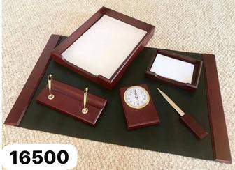 Набор руководителя: часы и канцтовары