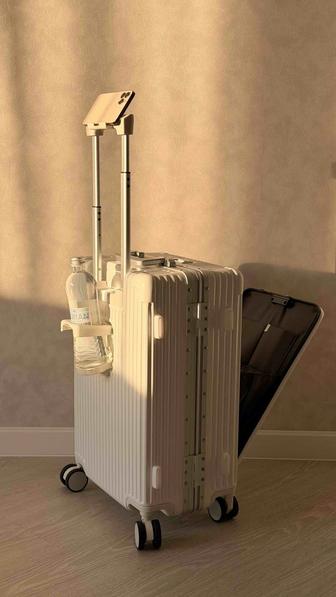 Белый чемодан с алюминиевой рамой