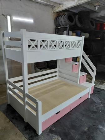 Продам детскую двухъярусную кровать из дерева почти новая очень прочная