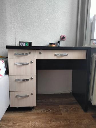 Продам столик туалетный.