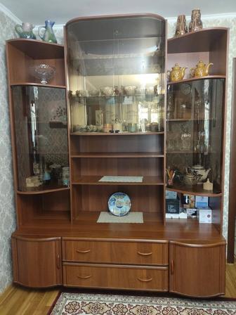 Шкаф со стеклянными дверцами