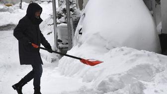 Чистка снега лопатой