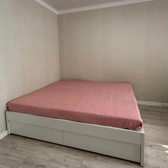 Кровать двуспальная с выдвижными ящиками с матрасом