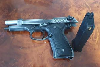 Страйкбольный пистолет