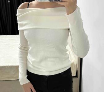 Свитер с открытыми плечами