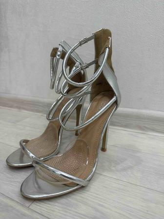 Продается босоножки на каблуке