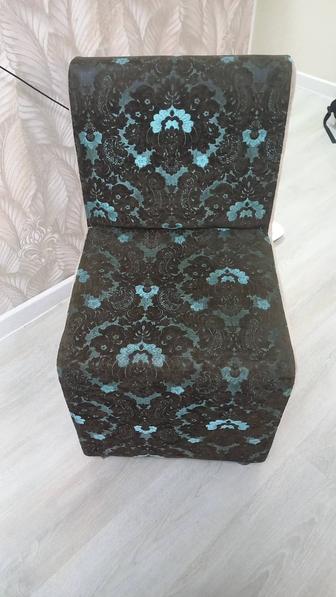 Стулья,пуфик.