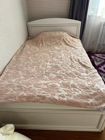 Продам спальный комплект мебели
