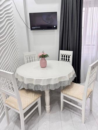 Продается стол с 4 стульями