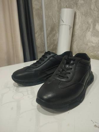 Полу спортивные зимние кроссовки 41 размер